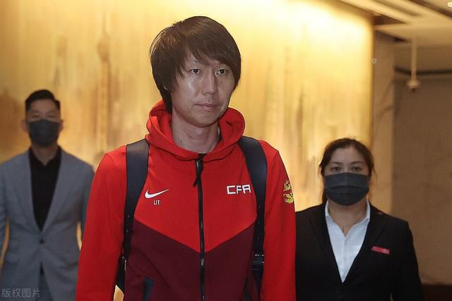 男人和女人一起愁愁愁很痛轮滑鞋